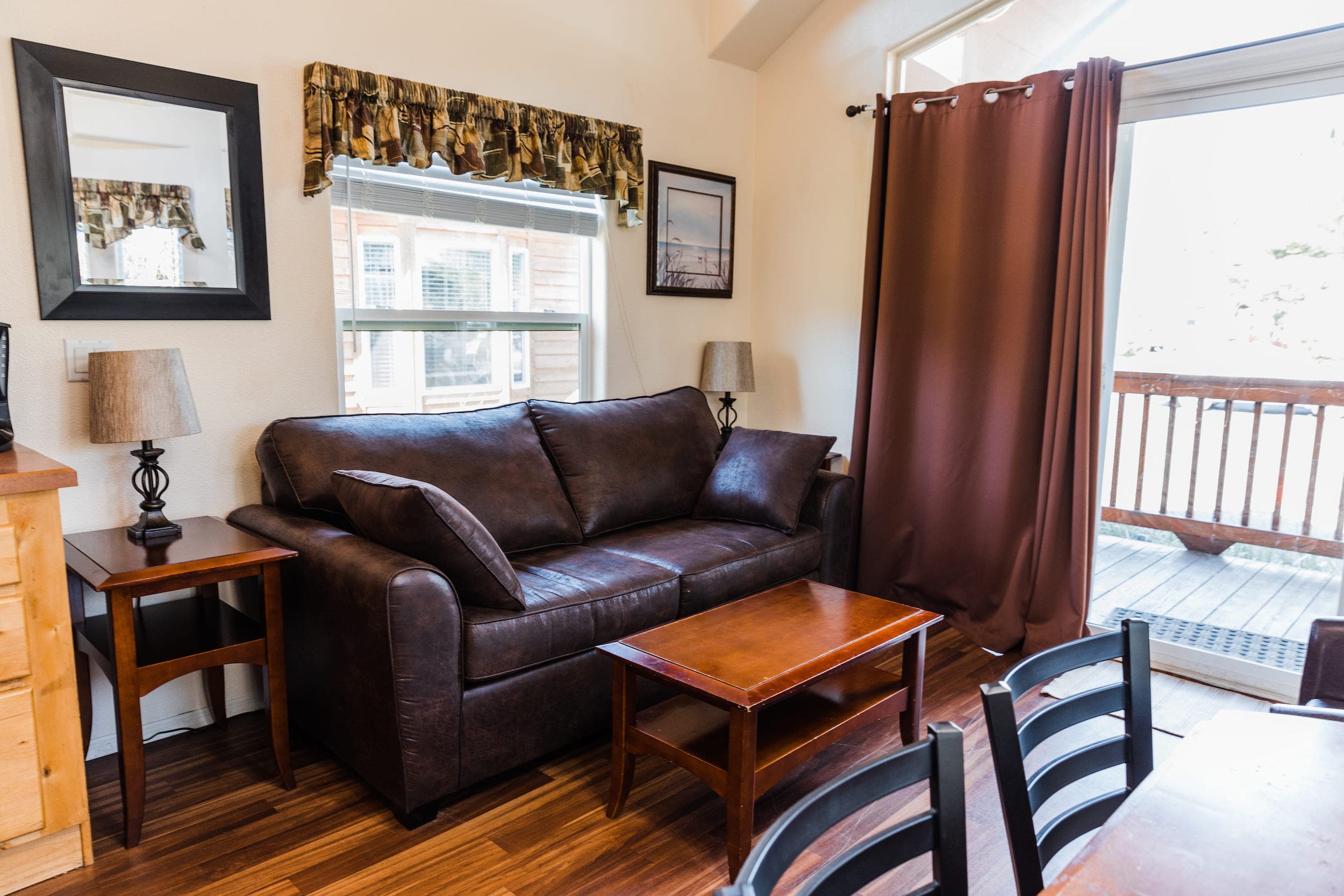 The living and dining area inside a Deluxe Cottage with Bunks at Hart's Camp