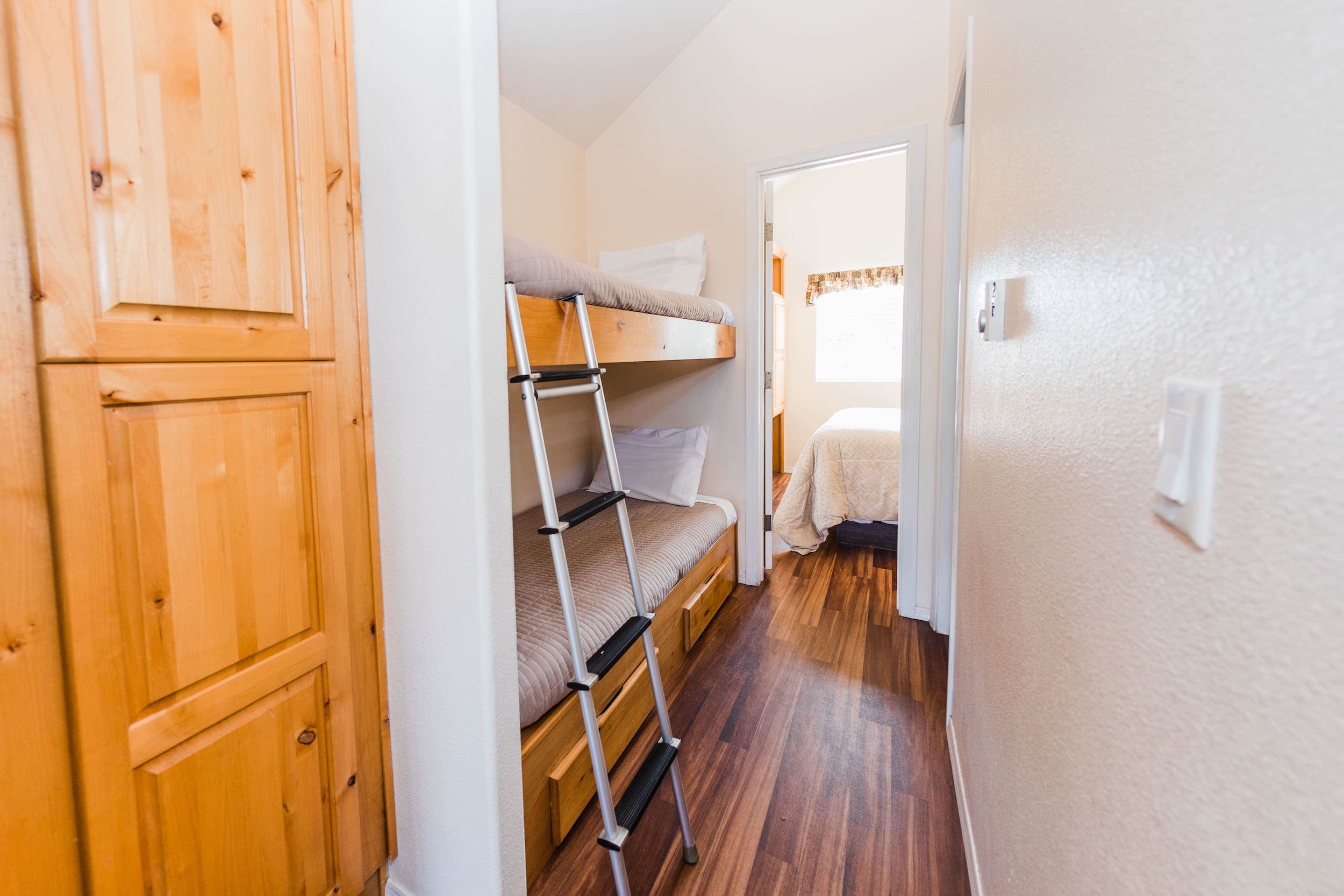 The bunk beds inside a Deluxe Cottage with Bunks at Hart's Camp