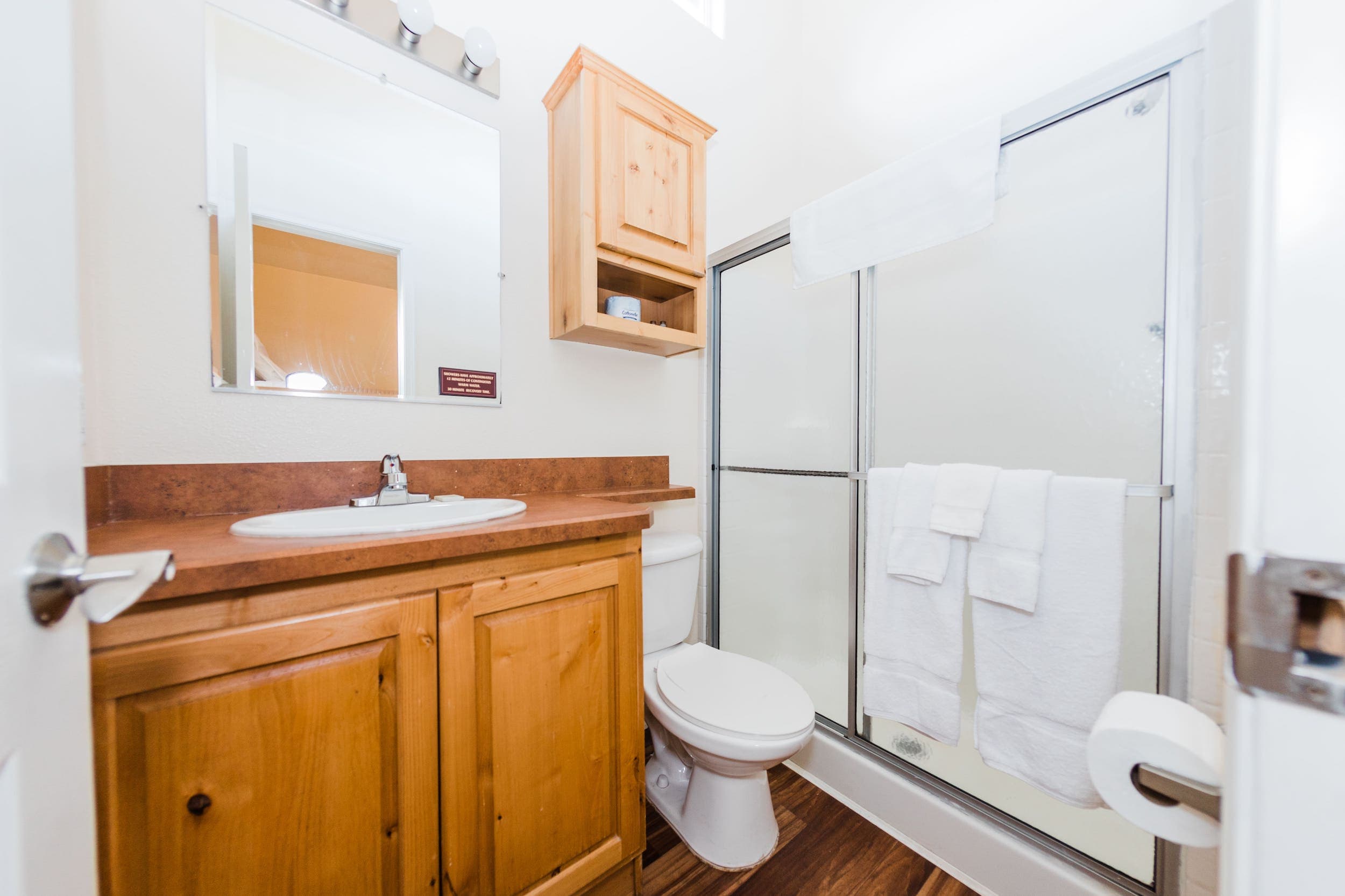The bathroom inside a Deluxe Cottage with Bunks at Hart's Camp